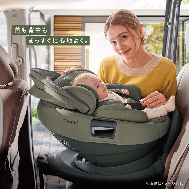 首も背中もまっすぐに心地よく。車内での使用イメージ。