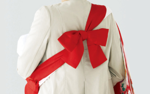 3.紐がずれないように、背中でしっかりと蝶結びにします